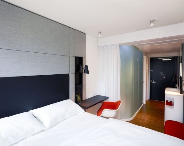 citizenM London Victoria Station Hotel London